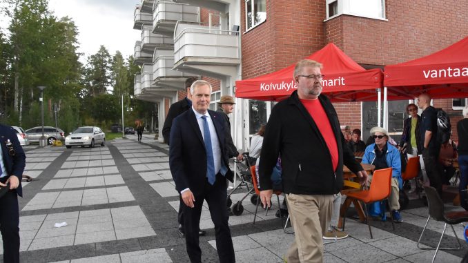 Pääministeri saapuu saattueessa
